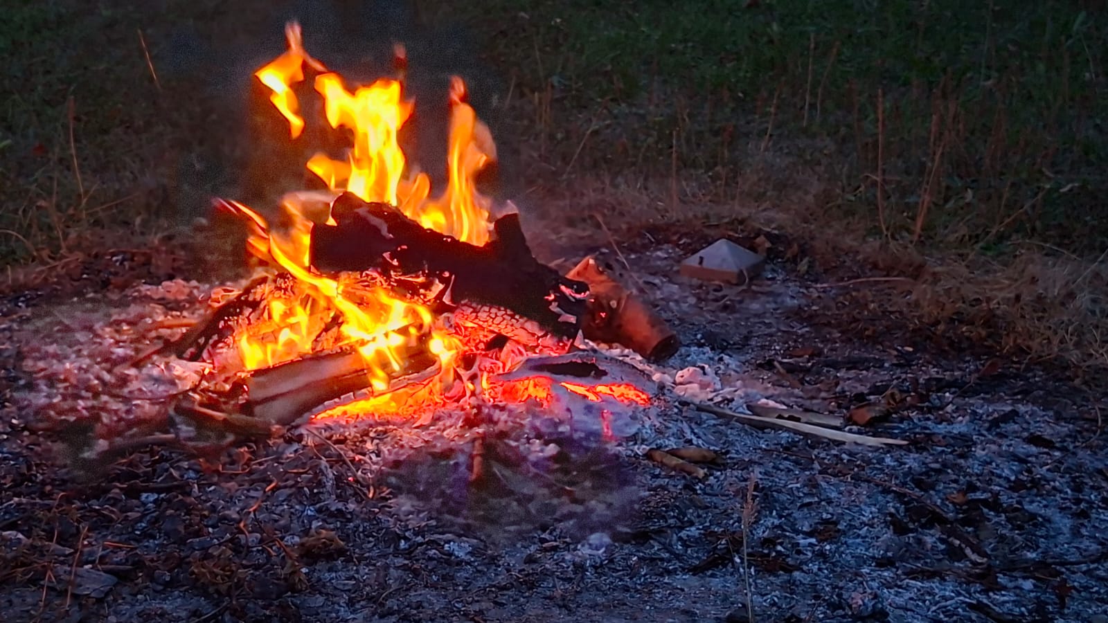 Lagerfeuer mit Flammen