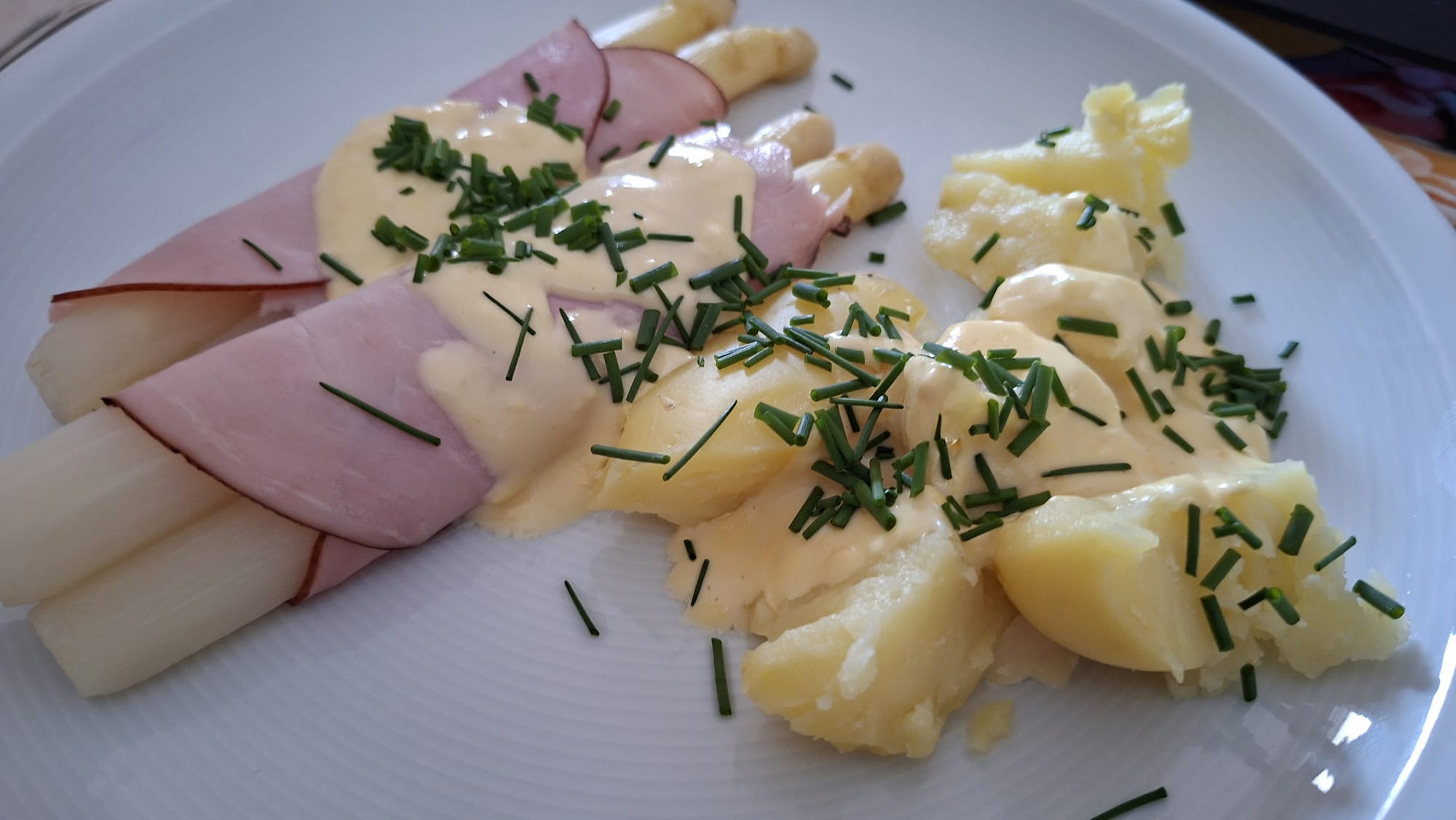 Spargel mit Hollandaise und Kartoffeln